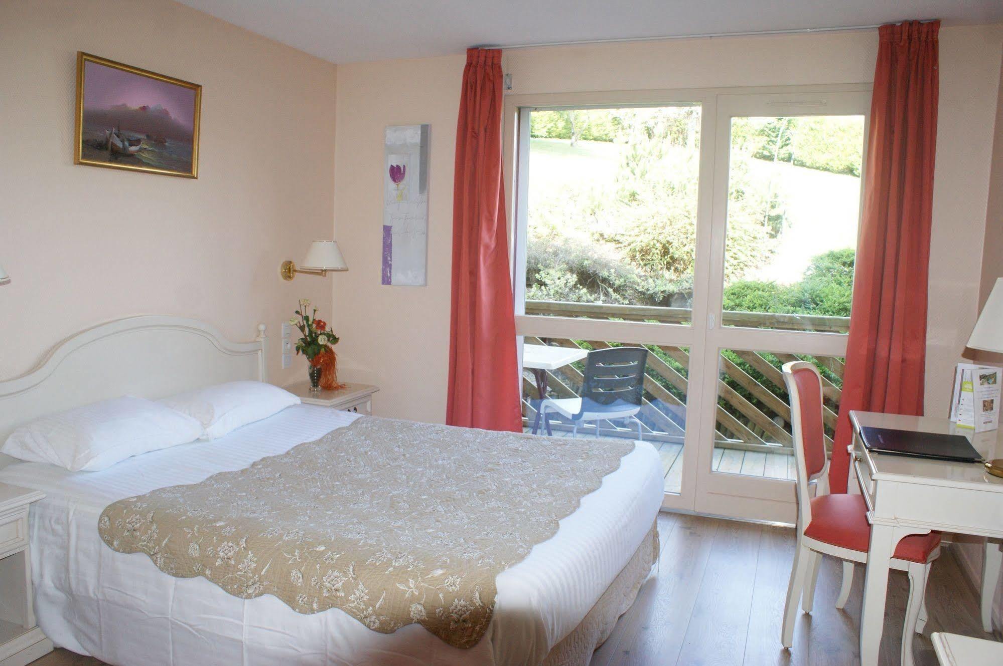Blanc Hotel Marigny-Saint-Marcel